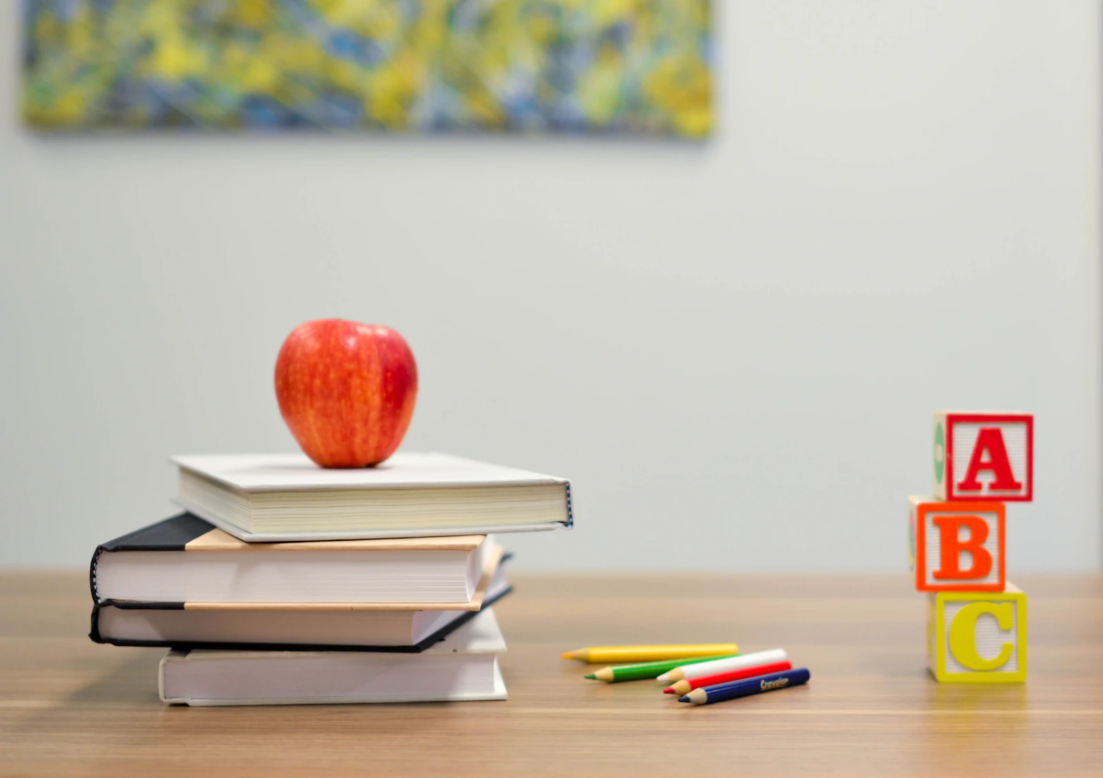 Student die thuis aan een laptop werkt aan een online cursus