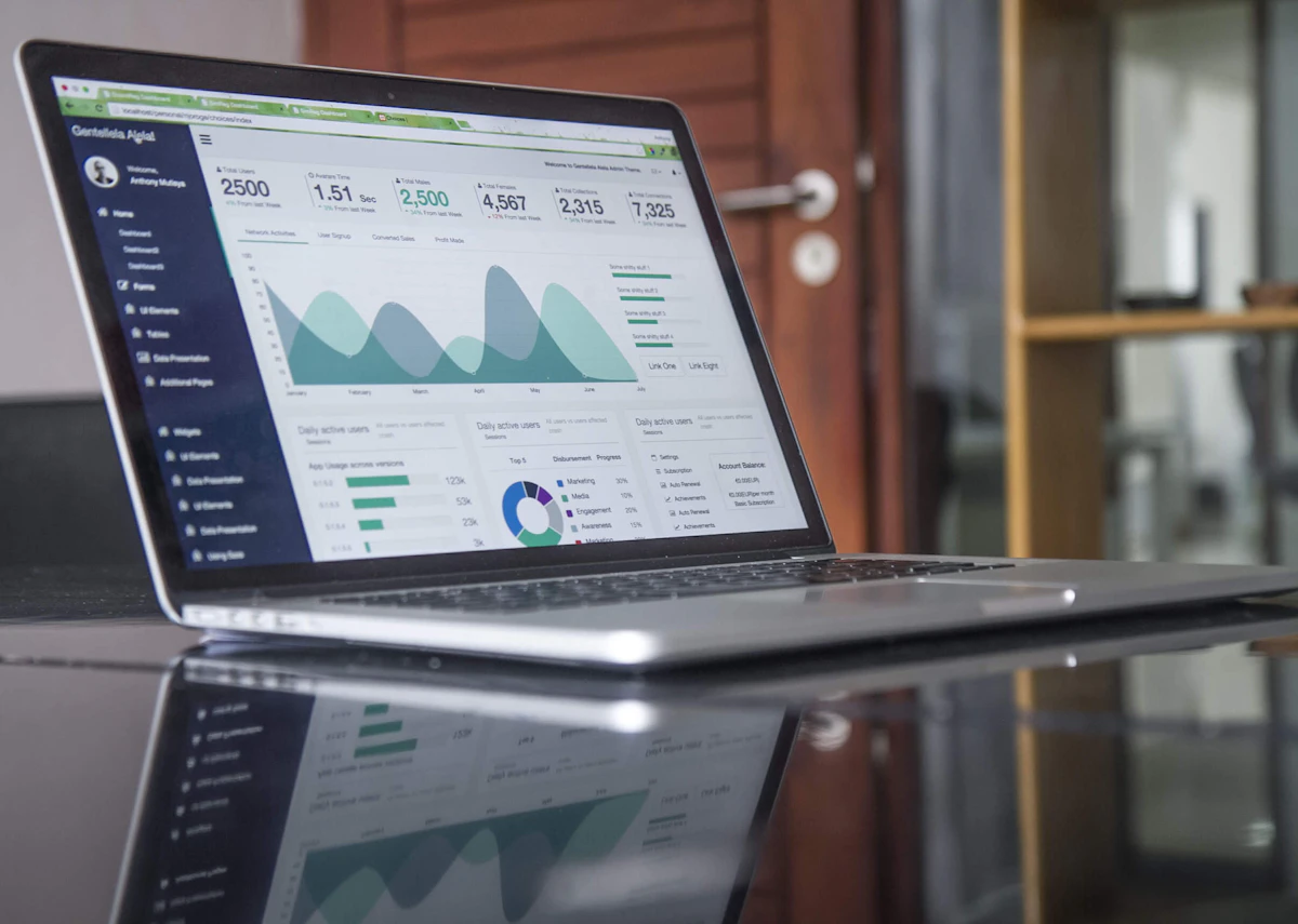 Bureau met open laptop, notities en een checklist op papier